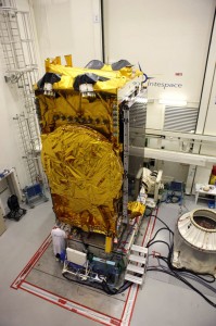 Eutelsat Ka-Sat spacecraft undergoing mechanical testing / Satellite Ka-Sat d'Eutelsat en cours d'essais mécaniques / (Copyright : Astrium / D. Marques / 2010) 