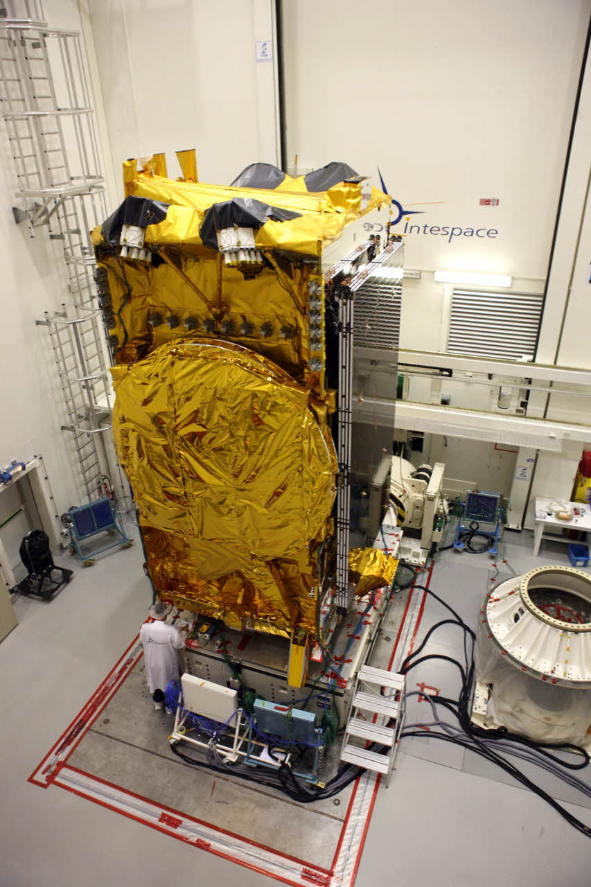 Eutelsat Ka-Sat spacecraft undergoing mechanical testing / Satellite Ka-Sat d'Eutelsat en cours d'essais mécaniques / (Copyright : Astrium / D. Marques / 2010)
