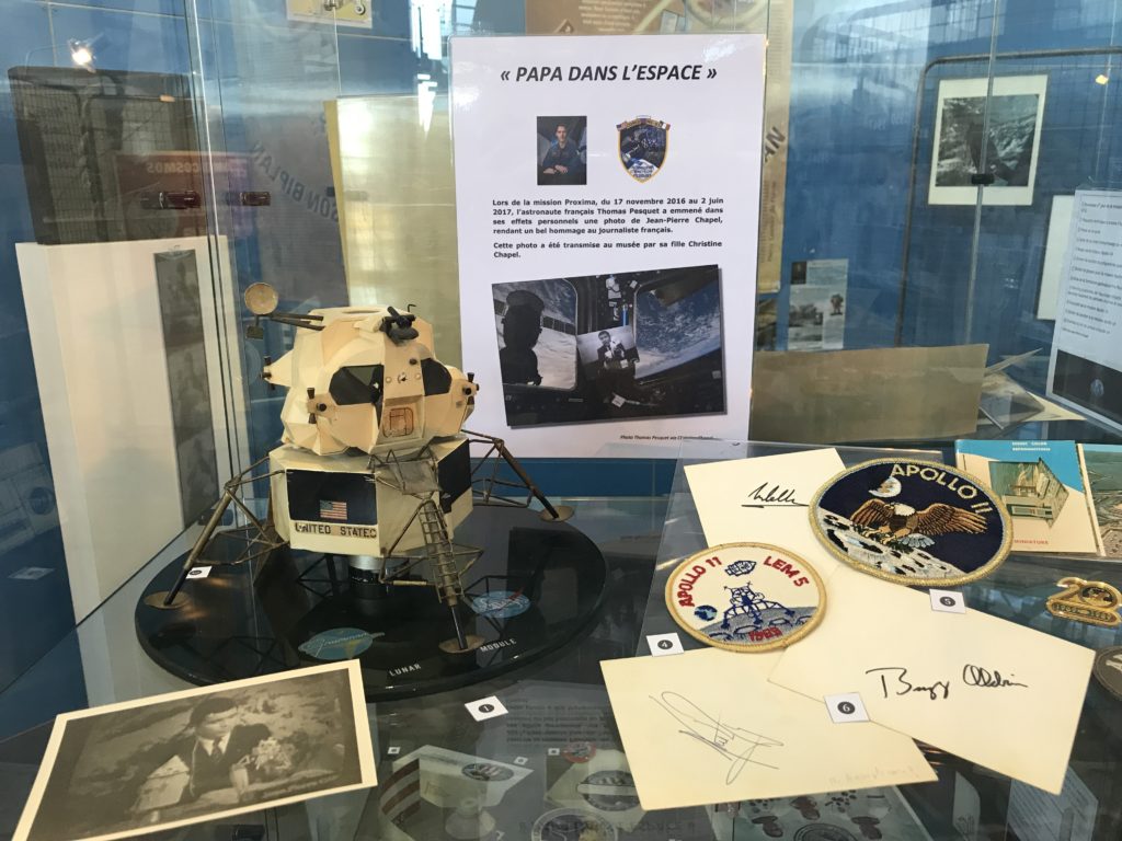 Apollo memorabilia: a LM model, patches, pictures, autographs.