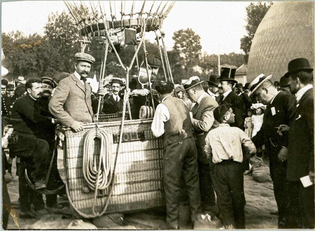 Pierre (left) and René Gasnier (right) in their gas balloon Eole in 1906, on the occasion of the Concours Figaro. (All rights reserved: EAP_Fonds Lacaze)
