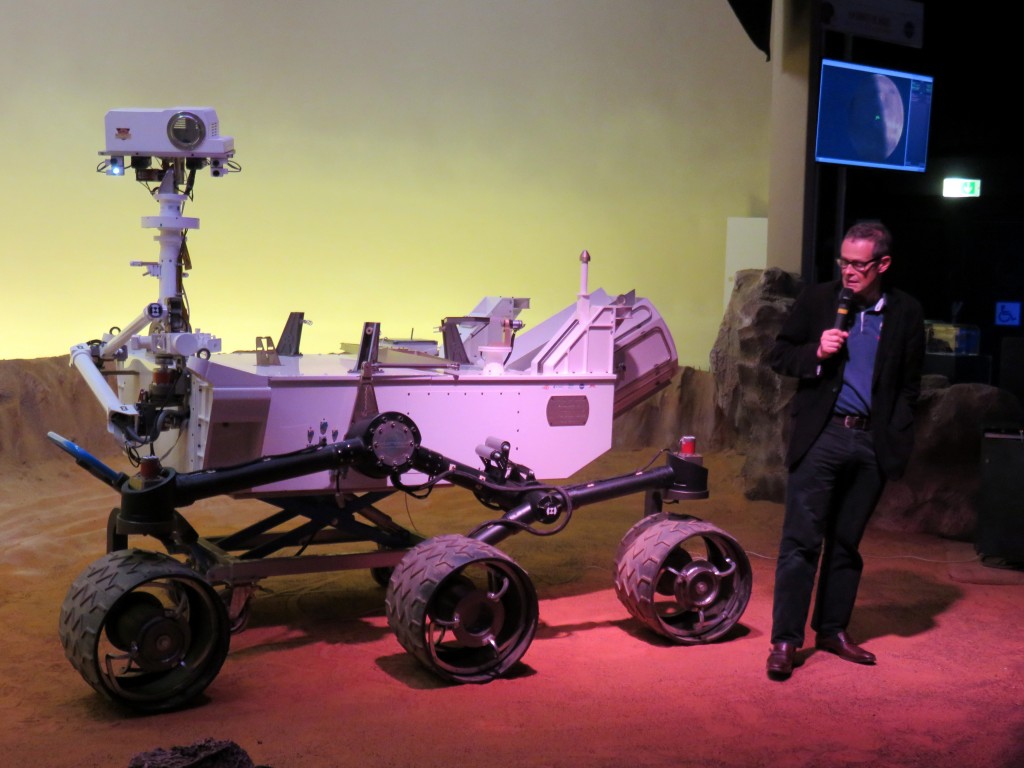 The Curiosity rover model scale1 at Cité de l'espace, with Sylvestre Maurice, ChemCam deputy project investigator (photo credit : ID)